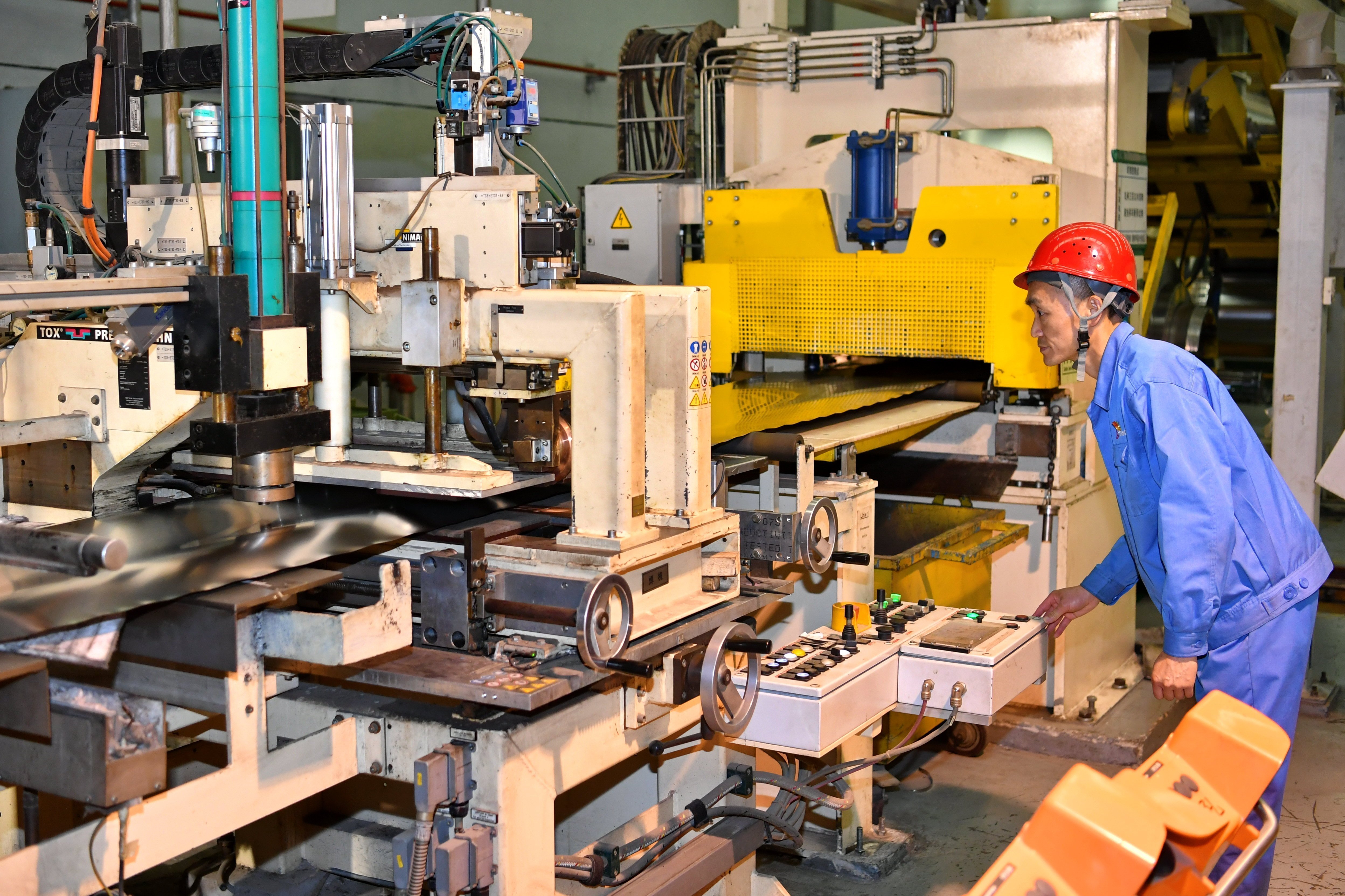 太钢集团员工在操控超薄带状不锈钢的加工设备（5月24日摄）。新华社记者 曹阳 摄.JPG