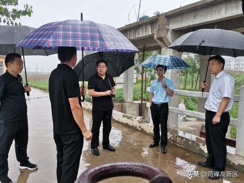 郭保存冒雨调度菏泽高新区防汛备汛工作