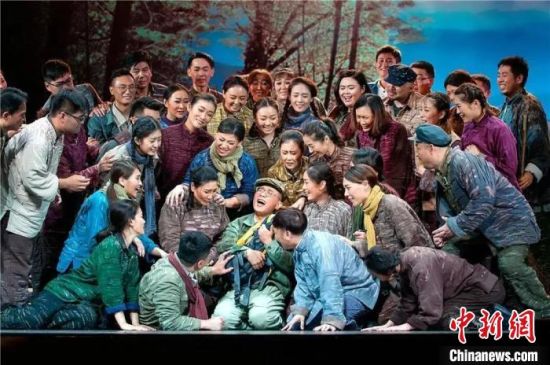 图为民族歌剧《马向阳下乡记》剧照。青岛市歌舞剧院供图 图为民族歌剧《马向阳下乡记》剧照。青岛市歌舞剧院供图