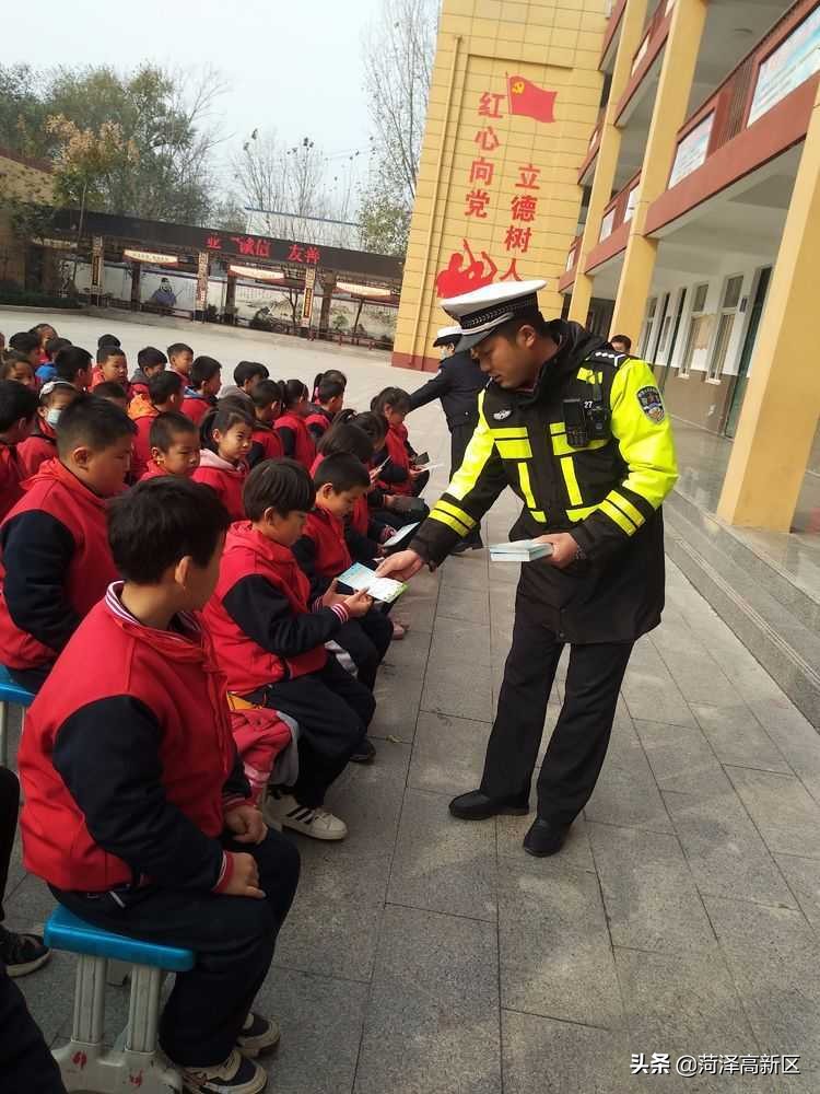 交警进校园 生命安全记心间——菏泽高新区万福办事处段庄小学开展交通安全进校园主题活动
