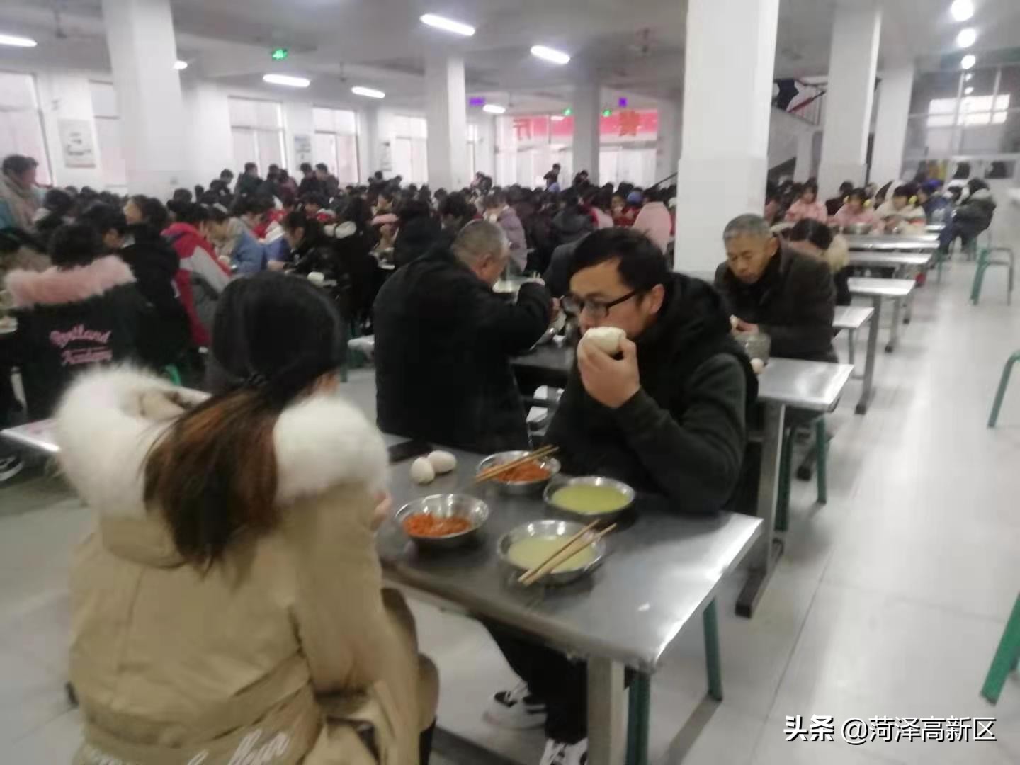 菏泽高新区马岭岗镇：家校携手共把校园饮食安全关