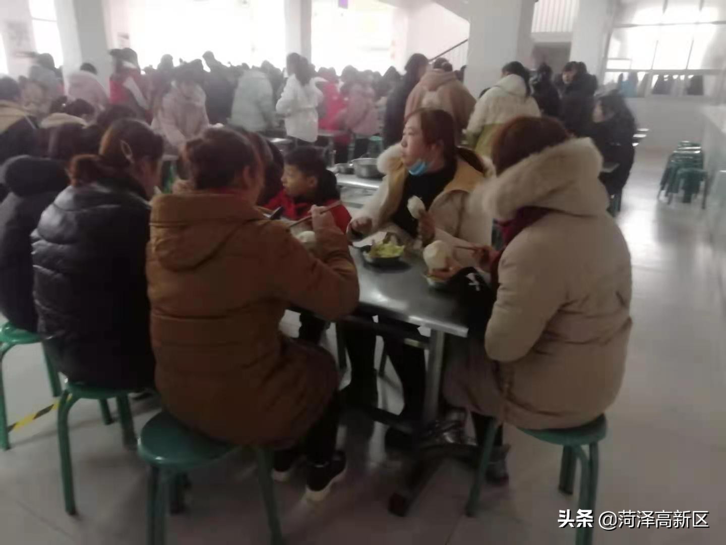 菏泽高新区马岭岗镇：家校携手共把校园饮食安全关