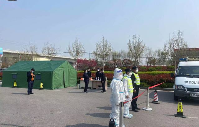 菏泽开发区佃户屯街道：抗疫同聚力， 党旗飘扬振民心