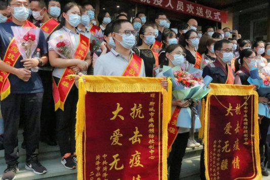 最高礼遇!菏泽牡丹区欢送济南、泰安、聊城援菏抗疫人员