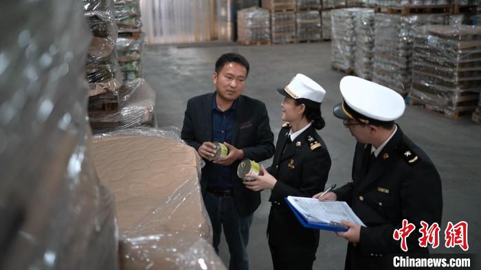 菏泽海关工作人员与菏泽博势食品有限公司人员交流。(资料图) 菏泽宣传部供图 菏泽海关工作人员与菏泽博势食品有限公司人员交流。(资料图) 菏泽宣传部供图