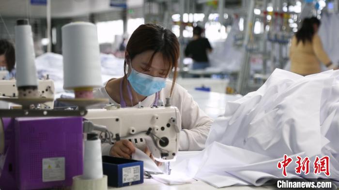 菏泽紫锦服饰有限公司员工正在加工订单。 菏泽宣传部供图 菏泽紫锦服饰有限公司员工正在加工订单。 菏泽宣传部供图