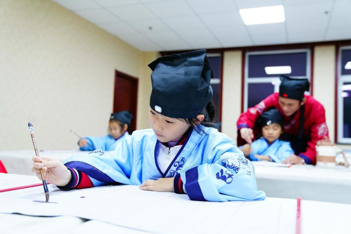 图为淄博市桓台县果里镇伊家村乡村“复兴少年宫”,孩子们在练习书法。 图为淄博市桓台县果里镇伊家村乡村“复兴少年宫”,孩子们在练习书法。