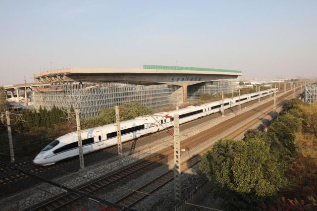 2020年11月,重达16400吨的潍坊市最大转体桥顺利转体,横跨百年胶济。(资料图片) 2020年11月,重达16400吨的潍坊市最大转体桥顺利转体,横跨百年胶济。(资料图片)
