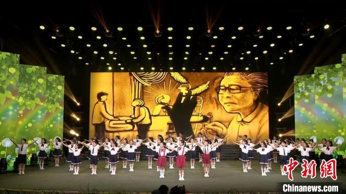 成武县郜城第五实验小学演绎《新学堂歌》。 成武县融媒体中心供图 成武县郜城第五实验小学演绎《新学堂歌》。 成武县融媒体中心供图