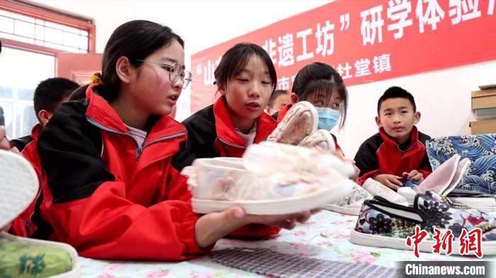 图为菏泽市定陶区杜堂镇学生在“山东手造-非遗工坊”研学基地学习制作手工布鞋。 马瑾 摄 图为菏泽市定陶区杜堂镇学生在“山东手造-非遗工坊”研学基地学习制作手工布鞋。 马瑾 摄