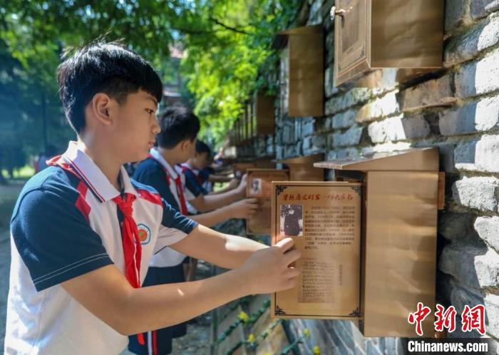 图为学生在台儿庄古城参加研学。 台儿庄区委宣传部供图 图为学生在台儿庄古城参加研学。 台儿庄区委宣传部供图