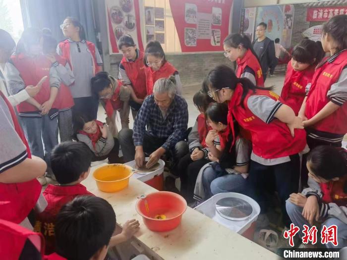 图为学生在临清贡砖文化产业园体验手工活动。 吕盼盼 摄 图为学生在临清贡砖文化产业园体验手工活动。 吕盼盼 摄