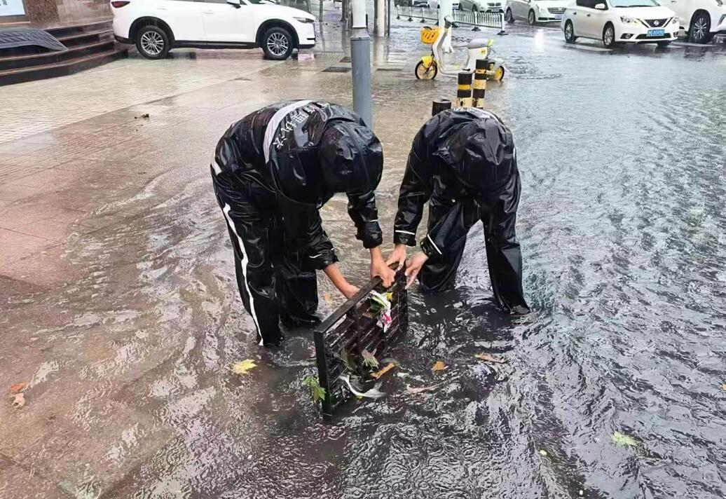 临沂市城管局市政管理服务中心工作人员清理排水口的落叶，保障排水顺畅。（□记者 张楠 纪伟 报道）