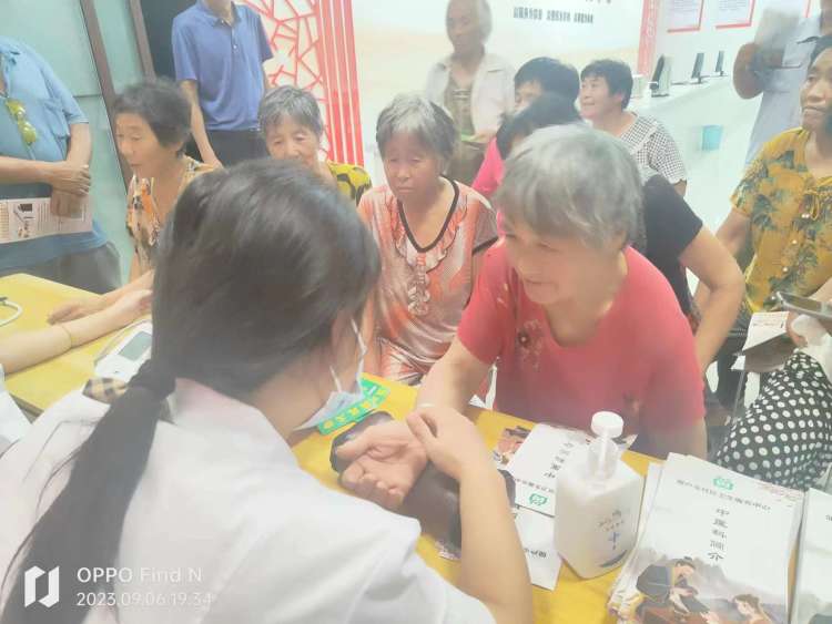 简篇-【创卫动态】佃户屯街道持续助力创卫工作 白衣天使送健康上门