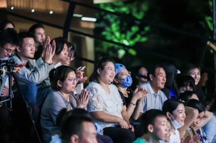 青年导演创作扶持计划现场演出引观众掌声(济宁新闻网)<br />
<br />
青年导演创作扶持计划现场演出引观众掌声(济宁新闻网)<br />
<br />