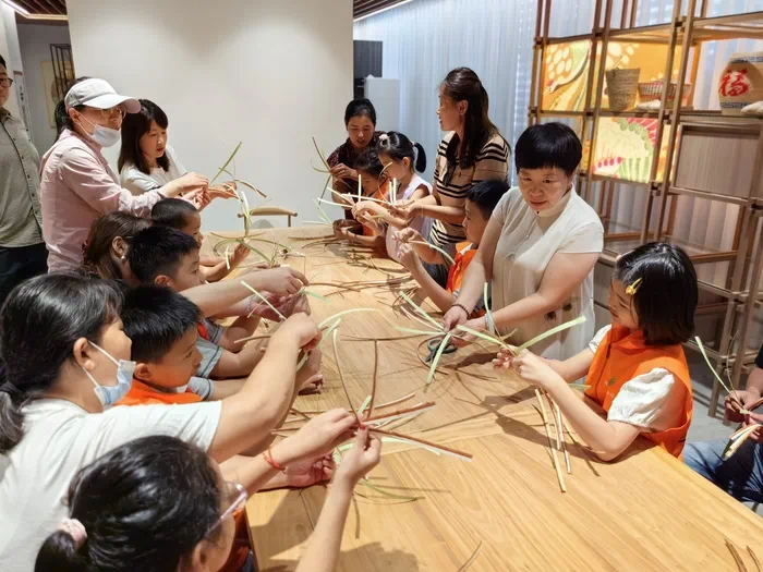山东手造展示体验中心,博兴草编传承人张慧华带孩子们体验草编技艺<br />
<br />
山东手造展示体验中心,博兴草编传承人张慧华带孩子们体验草编技艺<br />
<br />