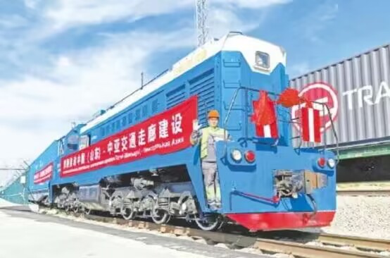 山东高速首个海外集结中心落子阿拉木图,9月3日,“齐鲁号”从阿拉木图布伦代场站开往济南董家镇站。图源:山东高速网站 山东高速首个海外集结中心落子阿拉木图,9月3日,“齐鲁号”从阿拉木图布伦代场站开往济南董家镇站。图源:山东高速网站