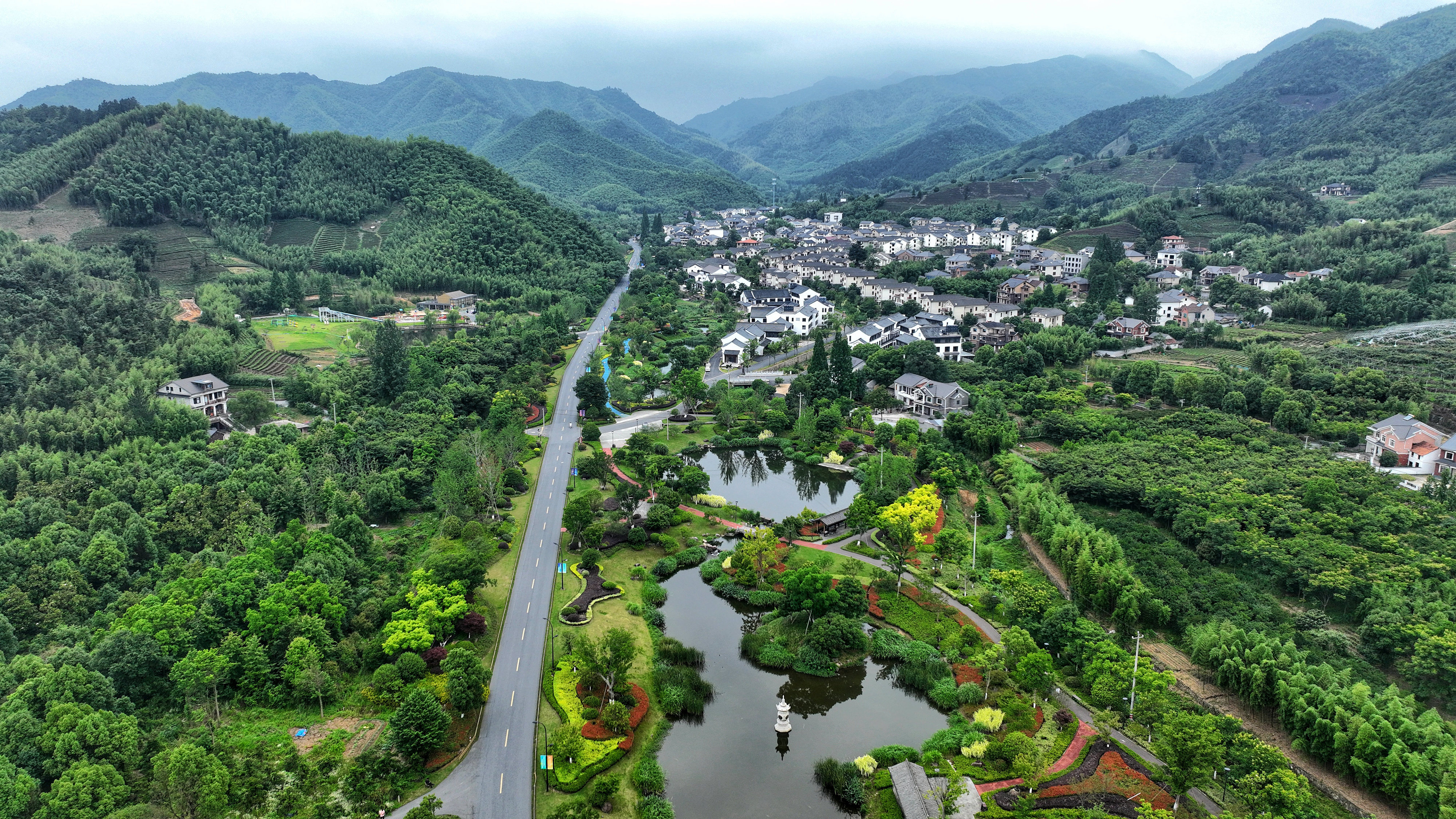 2023年6月6日,杭州余杭区径山镇乡村,生态碧水、沿路花海与村庄农房相映成趣,构成一幅美丽的山水田园画。