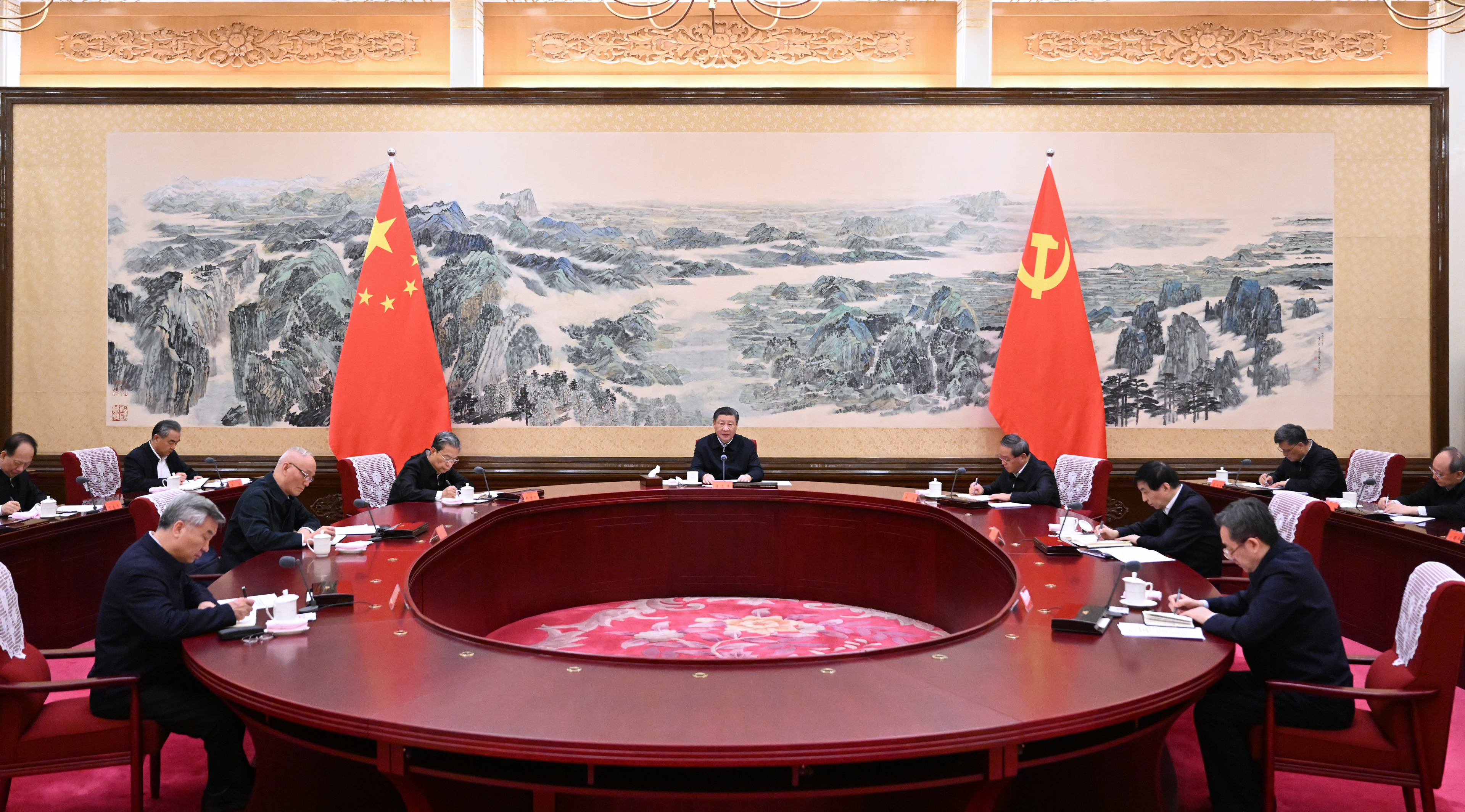 2023年12月21日至22日,中共中央政治局召开学习贯彻习近平新时代中国特色社会主义思想主题教育专题民主生活会,中共中央总书记习近平主持会议并发表重要讲话。