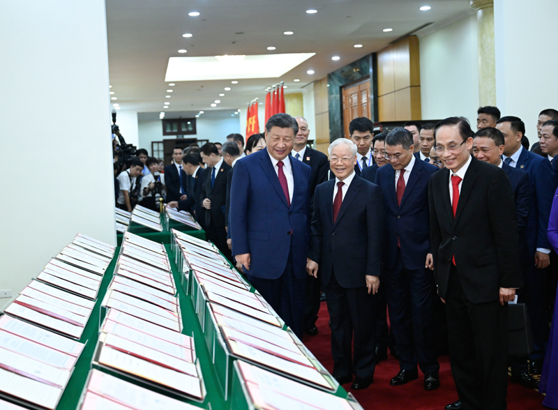当地时间2023年12月12日下午,刚刚抵达河内的中共中央总书记、国家主席习近平在越共中央驻地同越共中央总书记阮富仲举行会谈。这是会谈后,两党总书记共同见证双方签署的双边合作文件展示。