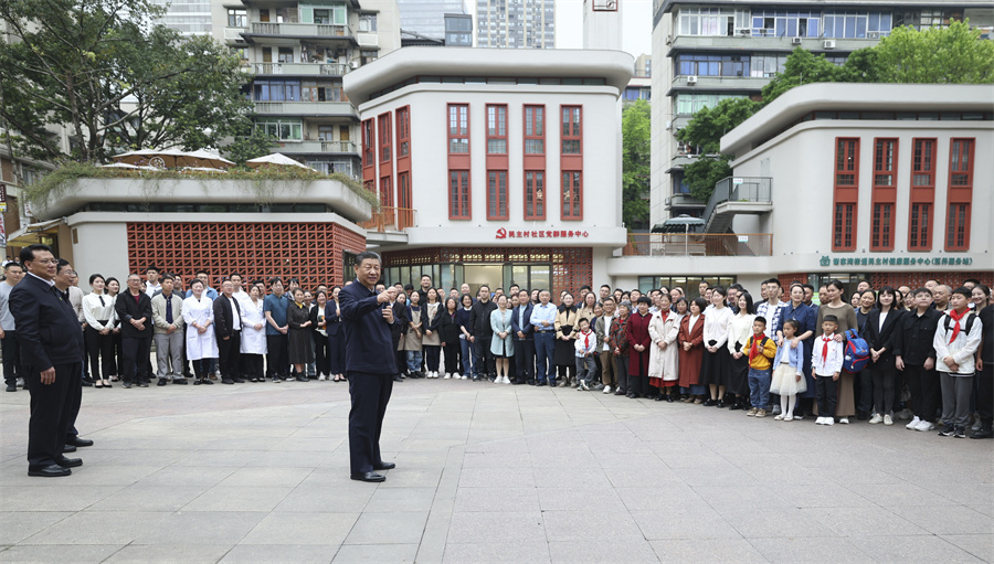 2024年4月22日至24日,中共中央总书记、国家主席、中央军委主席习近平在重庆考察。这是22日下午,习近平在九龙坡区谢家湾街道民主村社区考察时,同社区居民亲切交流。新华社记者 鞠鹏 摄