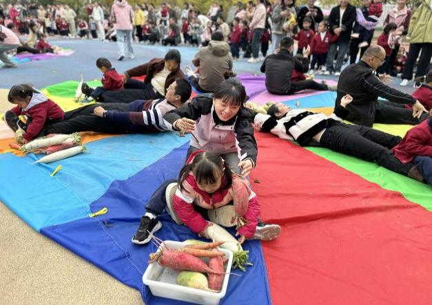 秋尽冬始享冬藏 菏泽鲁西新区兴仓路幼儿园举行“庆丰收”亲子运动会