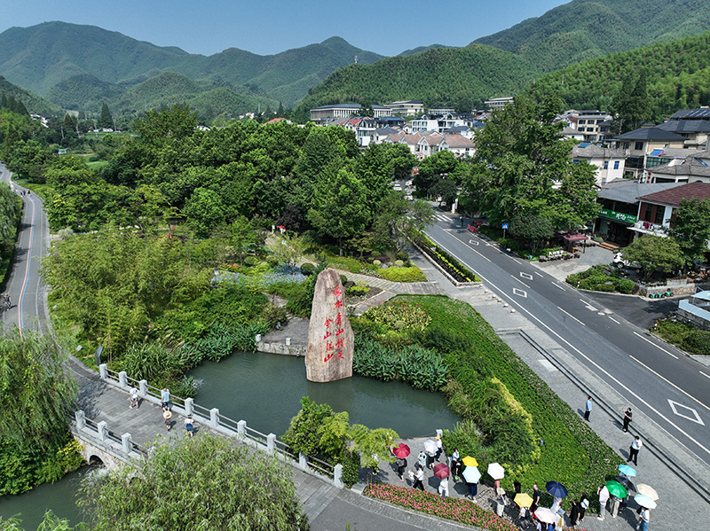 2023年8月11日，游客在浙江安吉余村参观。