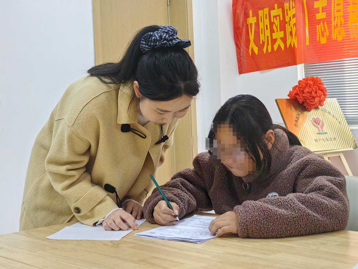 凝聚爱心 温暖童心 菏泽鲁西新区佃户屯街道举办关爱孤困儿童志愿服务活动