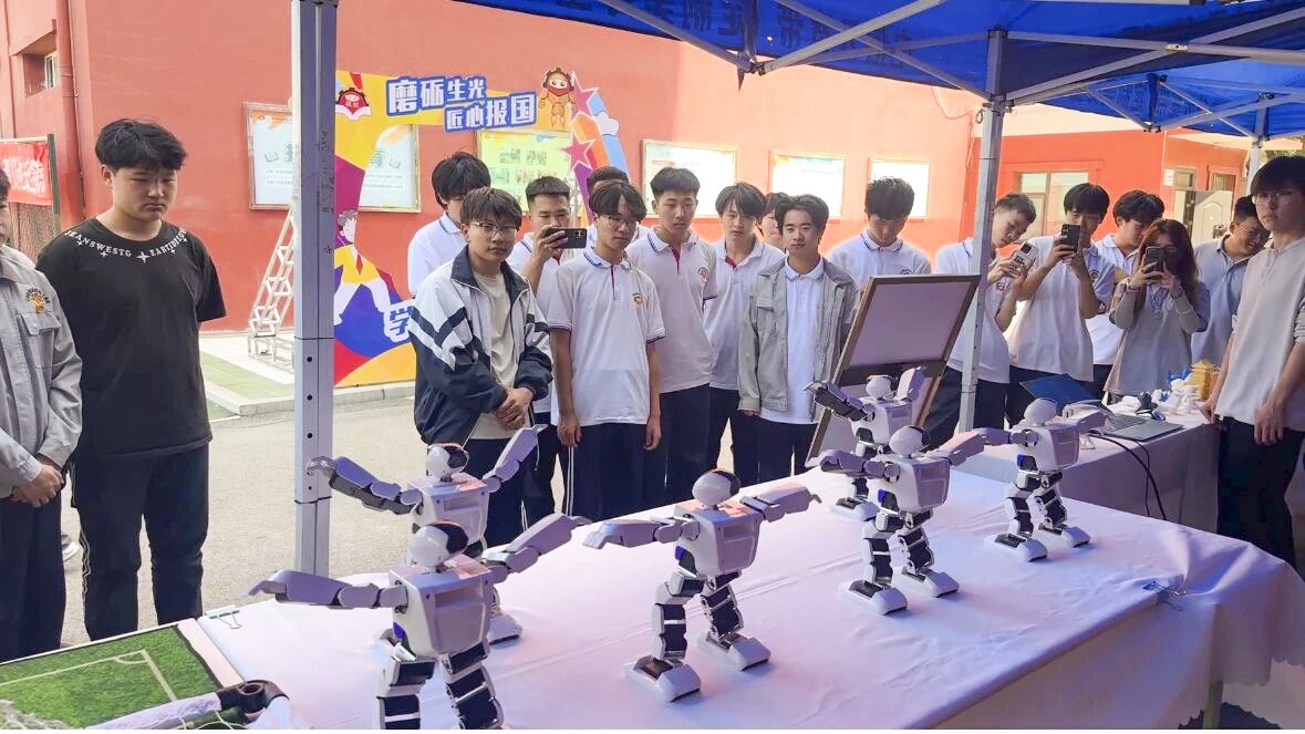 计算机应用专业学生在机房进行实训操作
