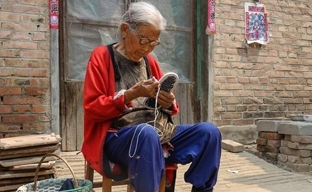 小脚奶奶纳鞋底