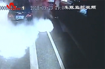 公交车司机曹凤龙路遇私家车自燃 紧急下车助灭火