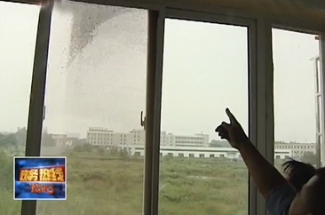 曹县义乌小商品城小区  天上突然掉下窗户来  吓人！