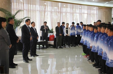 高荣国看望参加第24届省运会菏泽足球代表队  鼓励他们取得好成绩