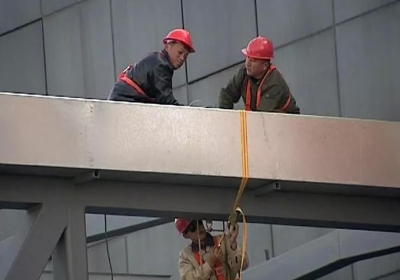 菏泽牡丹路过街天桥主体框架施工完毕  下月中旬将竣工通行