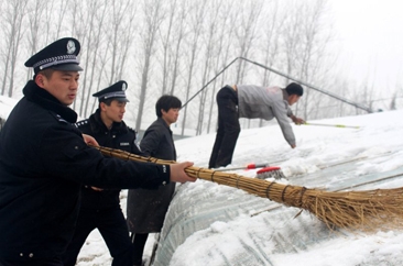 巨野公安：雪中警民情深