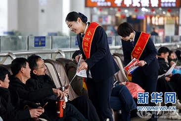 菏泽火车站“务工人员服务直通车”助力旅客出行