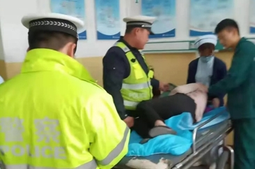 女子在公交车突发疾病  巨野交警开路护航紧急送医