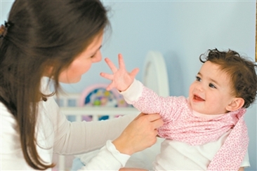 宝宝冷不冷 摸摸颈后背就知道