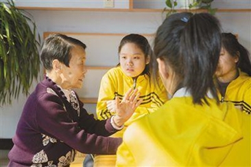 八旬退休教师的“幸福账单”