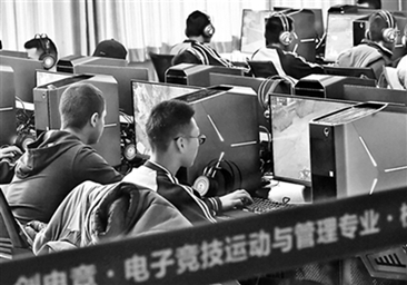 电竞教练揭秘：封闭训练10小时 电竞队员都有英雄梦