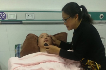 照顾瘫痪丈夫23载 大爱诠释“中国式爱情”