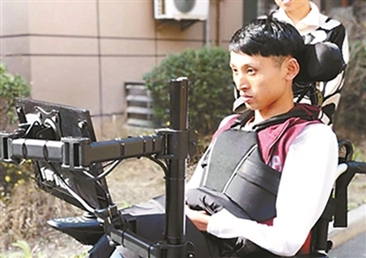 帮助渐冻人 师生研发国际首款眼球控制轮椅