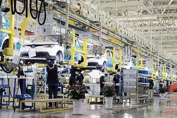 安全是第一要务 新能源汽车产业还在“爬坡过坎”