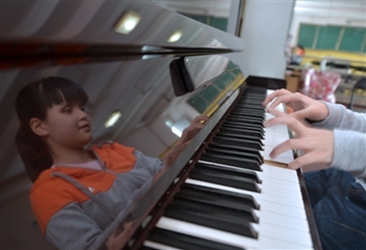 17岁盲女用钢琴“看”世界 用耳朵“看”电影