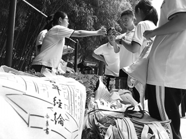 [职通车]学校投资 高一学生开“公司”