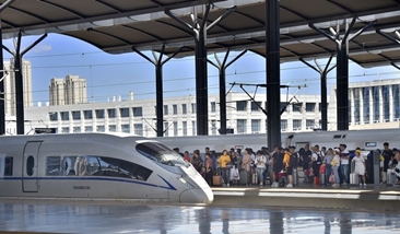 铁路迎来端午小长假返程客流高峰