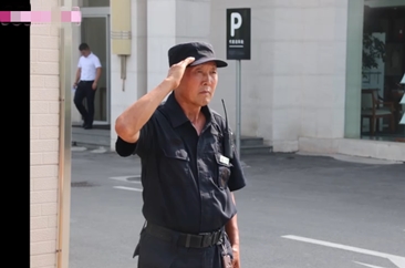 “网红保安”姜大叔的一天