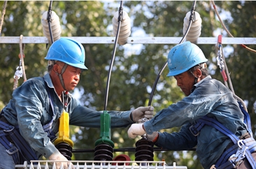 菏泽供电人：鏖战酷暑 只为给群众带去清凉