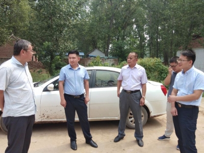 曹县县委常委、副县长孙飞到邵庄镇调研市派第一书记工作