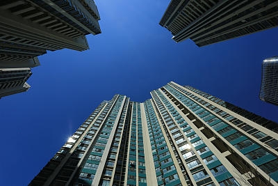 看房地产，重在坚持“房住不炒”